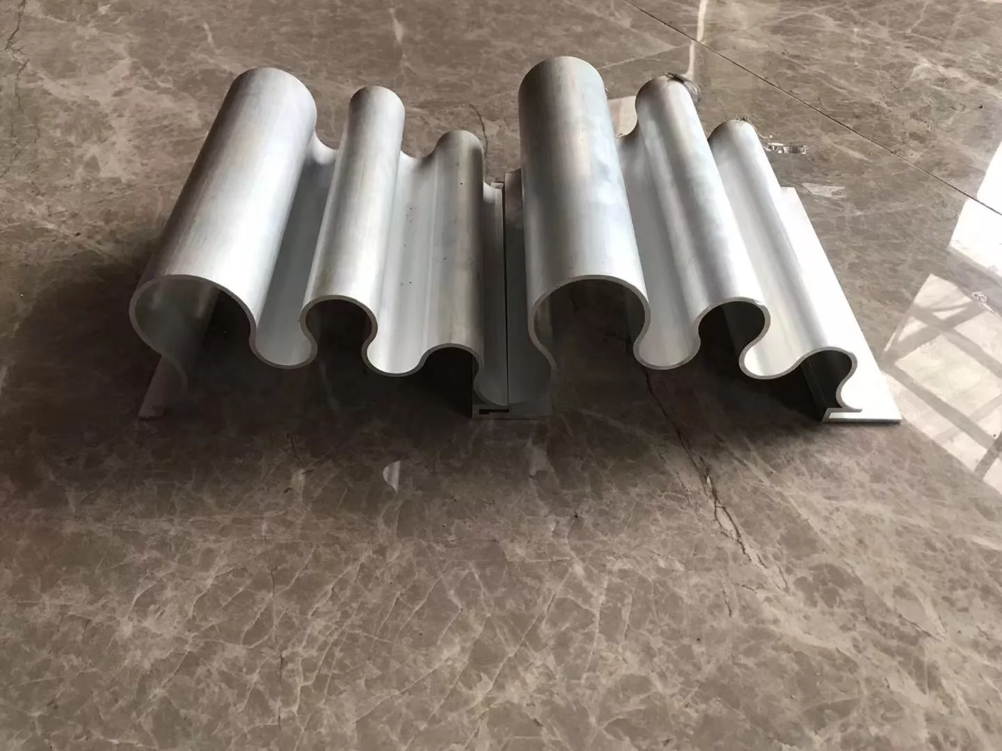 Materiali per decorazioni in metallo per interni ed esterni, pannelli ondulati